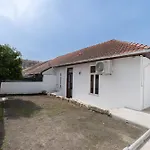 Сasa de vacaciones Hostwise - Traditional House With Terrace