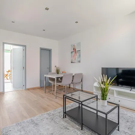 Dom wakacyjny Hostwise - Traditional House With Terrace Porto