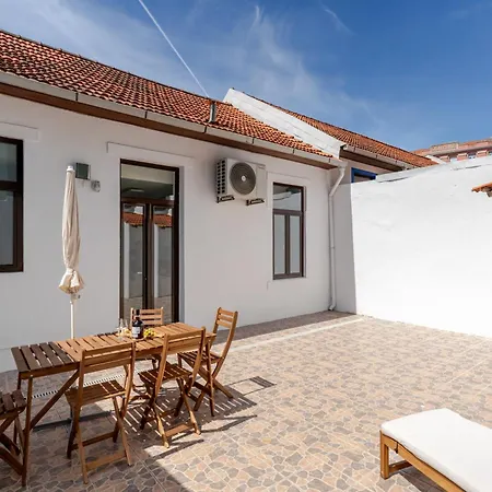 Dom wakacyjny Hostwise - Traditional House With Terrace Porto