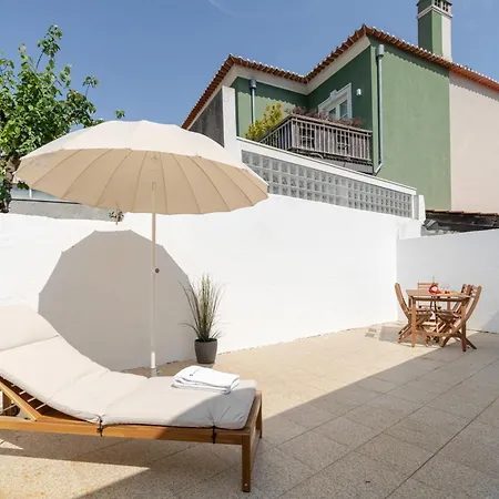 Dom wakacyjny Hostwise - Traditional House With Terrace *