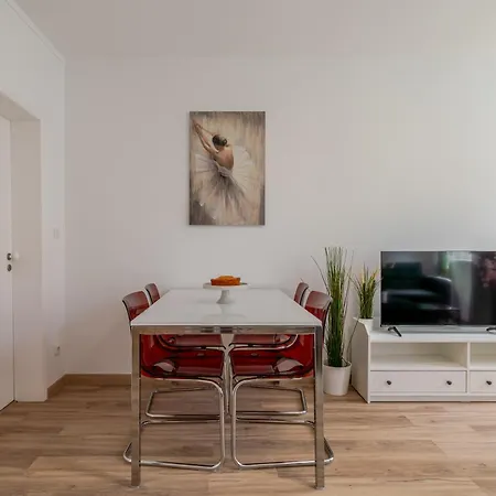 Dom wakacyjny Hostwise - Traditional House With Terrace