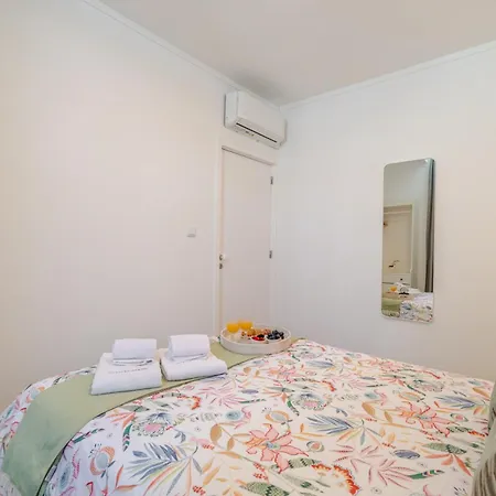 Dom wakacyjny Hostwise - Traditional House With Terrace