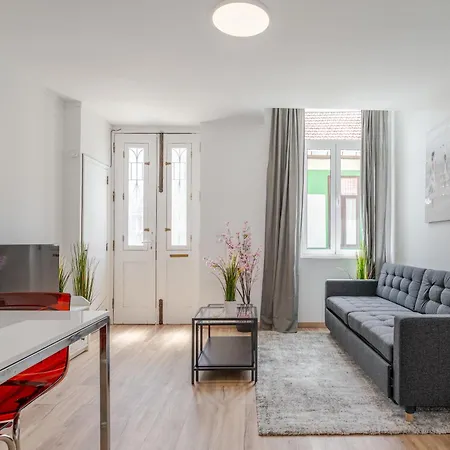 Dom wakacyjny Hostwise - Traditional House With Terrace *