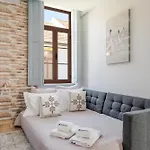 Hostwise - Traditional House With Terrace *