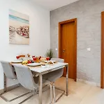 Ferienhaus Hostwise - Traditional House With Terrace *