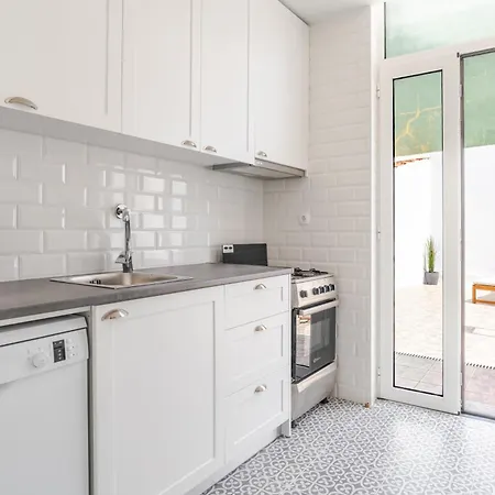 Hostwise - Traditional House With Terrace Nyaraló