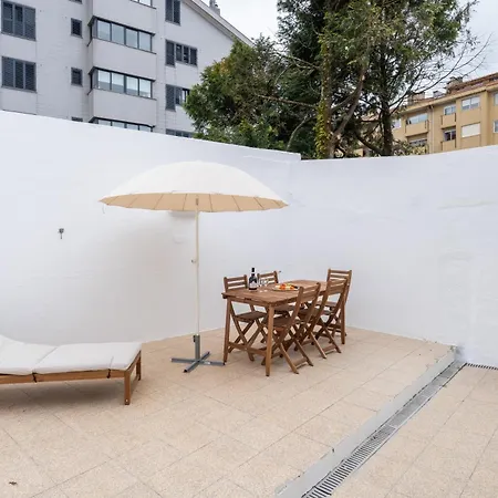 Hostwise - Traditional House With Terrace Hébergement de vacances