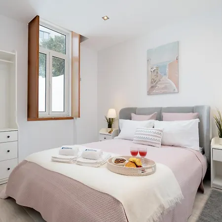 Hostwise - Traditional House With Terrace Hébergement de vacances