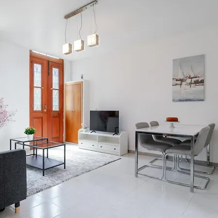 Hostwise - Traditional House With Terrace
