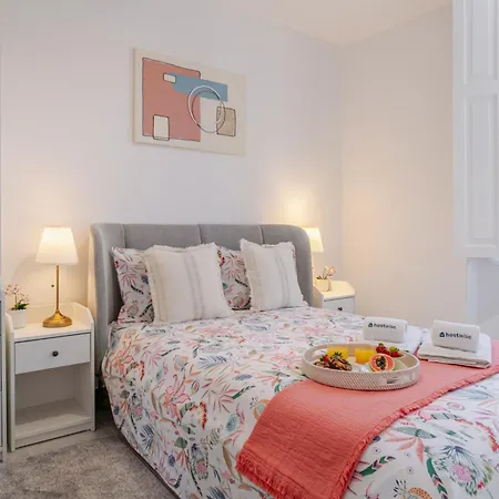 Hostwise - Traditional House With Terrace Hébergement de vacances *