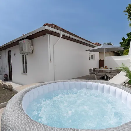 Casa vacanze Hostwise - Traditional House With Terrace *