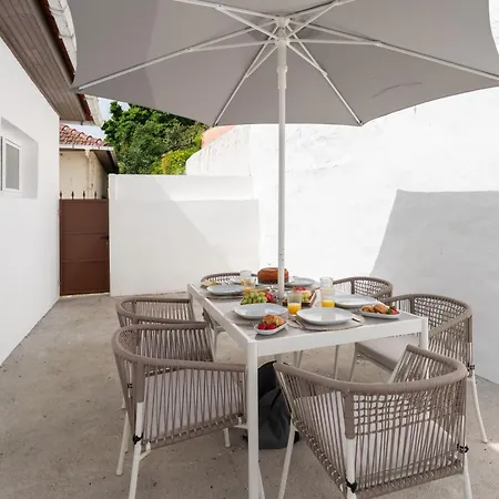בית נופש Hostwise - Traditional House With Terrace