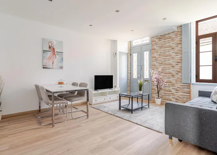 Hostwise - Traditional House With Terrace Holiday home *