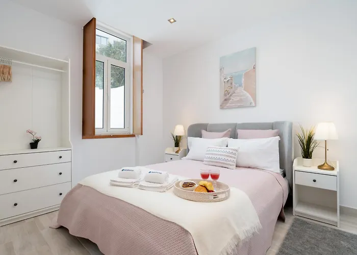 Hostwise - Traditional House With Terrace Holiday home