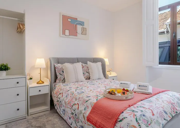 Hostwise - Traditional House With Terrace Holiday home *