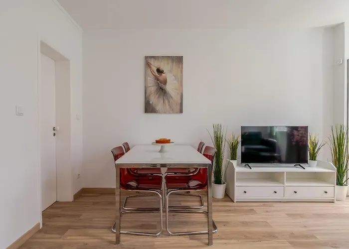 בית נופש Hostwise - Traditional House With Terrace